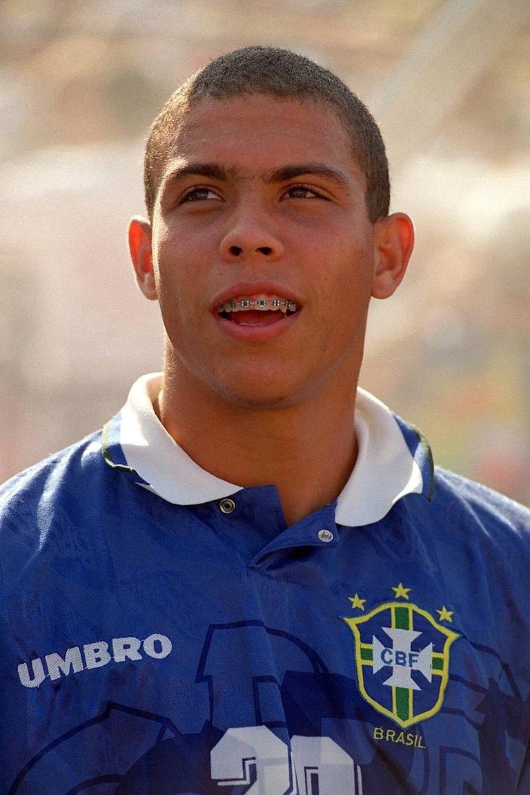 Bildnummer: 01605918 Datum: 13.07.1994 Copyright: imago/Colorsport
Ronaldo (Brasilien) - PUBLICATIONxINxGERxSUIxAUTxHUNxUSAxONLY; Vdia, hoch, Nationalhymne, Hymne, Spange, Zahnspange Weltmeisterschaft 1994, Nationalmannschaft, Nationalteam, Nationaltrikot, Länderspiel, Halbfinale Los Angeles, Pasadena Fußball WM Herren Mannschaft Porträt Randmotiv Personen