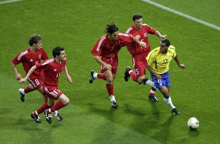 Foot : 1/2 Final Brazil - Turkey, World Cup 2002 /Alpay Ozalan, Tugay Terimoglu, Bulent Kormaz, Muzzy Izzet, Denilson, Insolite /Turquie, Turkije, Brazilie, Bresil /Copyright Corbis, (Photo by Tim De Waele/Getty Images)