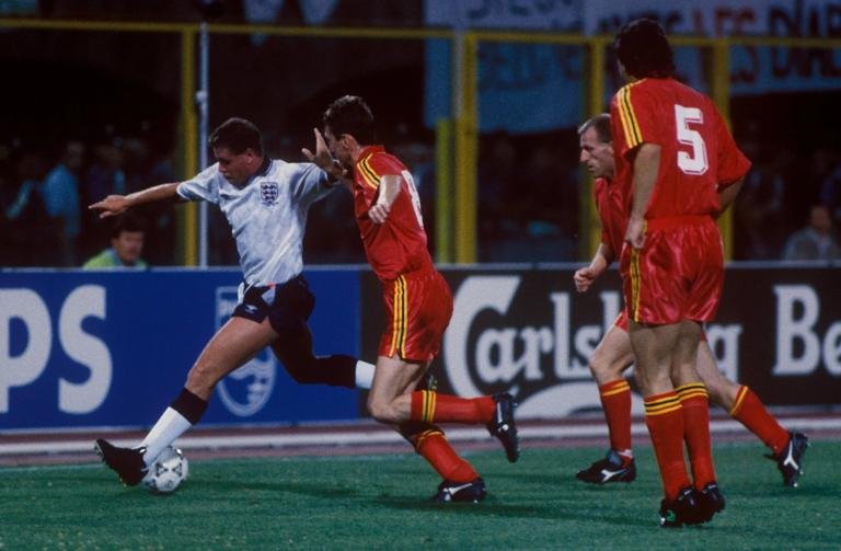Bildnummer: 01786879 Datum: 26.06.1990 Copyright: imago/Sven Simon
Paul Gascoigne (England, li.) setzt sich gegen Franky van der Elst (2.v.li.) durch, daneben Michel de Wolf (2.v.re.) und Bruno Versavel (alle Belgien); Frankie, England - Belgien 1:0 n.V., Vdia, quer, Zweikampf, Duell, Ball, dribbeln, Dribbling Weltmeisterschaft 1990, Nationalmannschaft, Nationalteam, Nationaltrikot, Länderspiel, Achtelfinale Bologna Dynamik, Fußball WM Herren Mannschaft Gruppenbild Aktion Personen