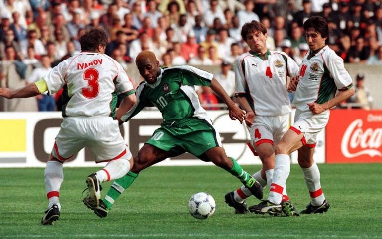 Bildnummer: 00068015 Datum: 19.06.1998 Copyright: imago/Oliver Behrendt
Der Nigerianer Augustine Okocha tanzt mit Ball drei Bulgaren aus, v.l.: Trifon Ivanov, Ivailo Petkov und Daniel Borimirov; Nationalteam, Nationaltrikot; Dribbling, Zweikampf, JayJay, Jay Jay, Iwanow, Petkow, Slalom, Riesenschritte, Spagat, Siebenmeilenstiefel, Weltmeisterschaft 1998, Länderspiel, Vorrunde, Gruppe D, Nationalmannschaft: Bulgarien - Nigeria Paris Prinzenpark-Stadion Dynamik, Überlegenheit, Fußball WM Herren Mannschaft Frankreich Totale Aktion Personen Kurios