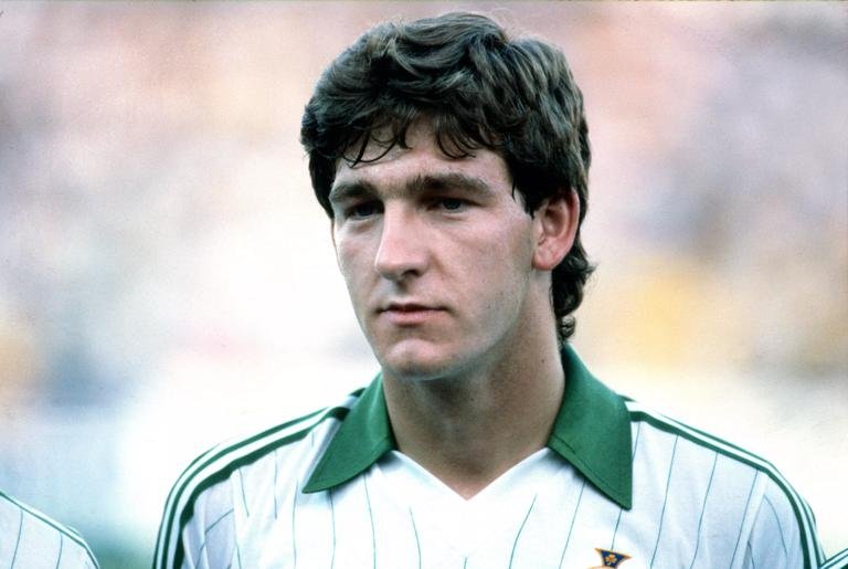 FIFA World Cup, WM, Weltmeisterschaft, Fussball 17 June 1982 Zaragoza: FIFA World Cup - Northern Ireland v Yugoslavia - Norman Whiteside of Northern Ireland before the match in which he became the youngest ever player to play in a World Cup tournament photo by Mark Leech. Zaragoza Spain *** FIFA-Weltpokal 17. Juni 1982 Saragossa FIFA-Weltpokal Nordirland gegen Jugoslawien Norman Whiteside aus Nordirland vor dem Spiel, in dem er zum jüngsten Spieler wurde, der jemals bei einer Weltmeisterschaft gespielt hat Foto von Mark Leech Saragossa Spanien PUBLICATIONxINxGERxSUIxAUTxONLY Copyright: xMarkxLeechxOffside