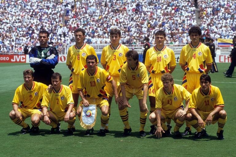 Bildnummer: 05855171 Datum: 03.07.1994 Copyright: imago/WEREK..Mannschaftsfoto Rumänien, hi.v.li.: Torwart Florin Prunea, Gheorghe Popescu, Daniel Prodan, Gheorghe Mihali, Miodrag Belodedici, vorn: Dan Petrescu, Dorinel Munteanu, Gheorghe Hagi, Ioan Lopescu, Tibor Selymes, Ilie Dumitrescu; Vdia, quer WM 1994, Länderspiel, Nationalteam, Nationaltrikot Los Angeles, LA, L.A. Fußball WM Herren Mannschaft Totale Randmotiv Personen....Image number 05855171 date 03 07 1994 Copyright imago WEREK Team photo Romania Hi v left Goalkeeper Florin Prunea Gheorghe Popescu Daniel Prodan Gheorghe Mihali Miodrag Belodedici front Dan Petrescu Dorinel Munteanu Gheorghe Hagi Ioan Lopescu Tibor Selymes Ilie Dumitrescu Vdia horizontal World Cup 1994 international match National team National jersey Los Angeles La l A Football World Cup men Team long shot Rand motive Human Beings