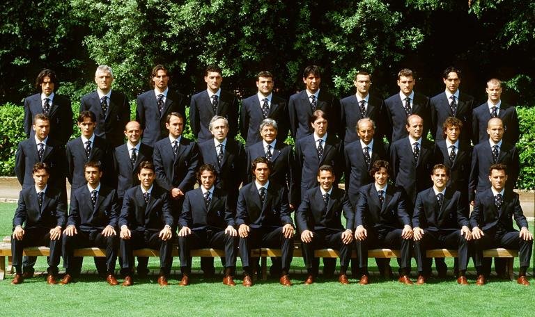 Bildnummer: 00788945 Datum: 28.05.1998 Copyright: imago/Buzzi
Mannschaftsbild Italien hinten v.li.: Torricelli, Ravanelli, D. Baggio, Torwart Pagliuca, Torhüter Peruzzi, Keeper Buffon, Bergomi, Vieri, Nesta, Pessotto; Mitte: Cois, F. Inzaghi, X, Co-Trainer Pietro Ghedin, X, FIGC-Präsident Luciano Nizzola, Trainer ..; ... Cesare Maldini, X, Assistent Comunardo Niccolai, Moriero, di Biagio; vorn: Chiesa, di Matteo, Costacurta, del Piero, Maldini, Baggio, Albertini, Cannavaro und di Livio; quer, Nationalmannschaft, Nationalteam, Mannschaftsfoto, Outfit, Kleidung, Anzug Weltmeisterschaft 1998, Vorstellung, Präsentation, Pressetermin, Kader, Vdia Rom Fußball WM Herren Mannschaft Italien Totale Randmotiv Personen